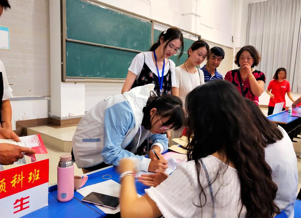 国产成人精品白浆久久69